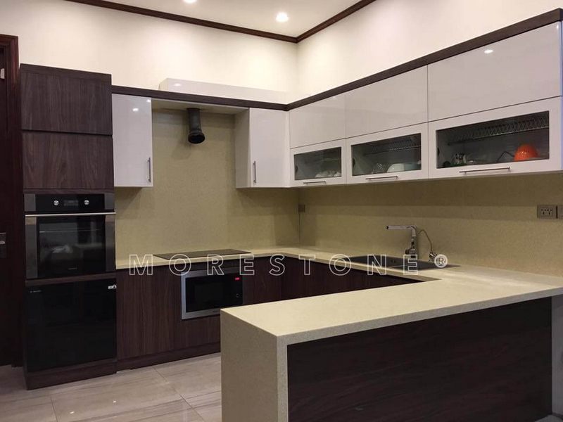 Một không gian bếp sang trọng như vậy thì việc thiết kế và thi công cần được chọn lọc kỹ càng. Thi công nội thất bếp bằng đá ốp Himacs màu vàng rất sang trọng cho không gian bếp chung cư, nhà phố, biệt thự trở nên đẳng cấp khác biệt.